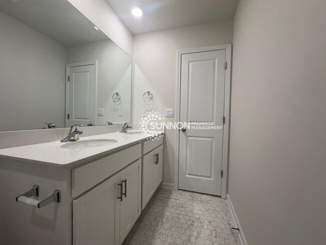 Building Photo - 4 Bedroom 2.5 Bathroom in Dallas NC