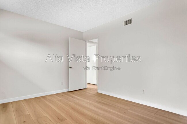 Building Photo - 5633 Scripps St