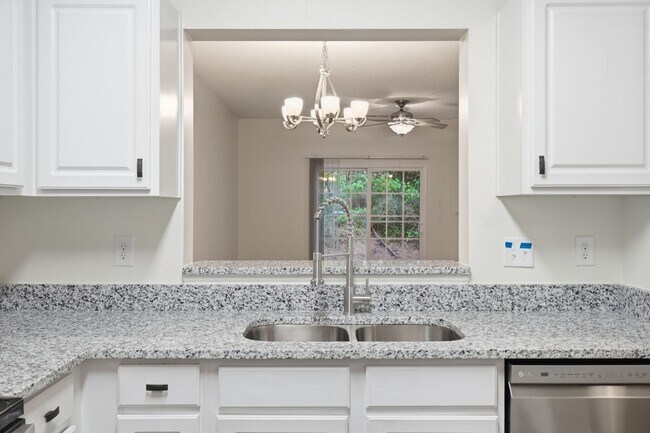 Building Photo - Beautiful Matthews Townhome with Updated Interior & Community Pool