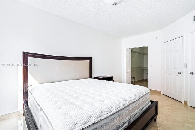 Building Photo - 17150 N Bay Rd