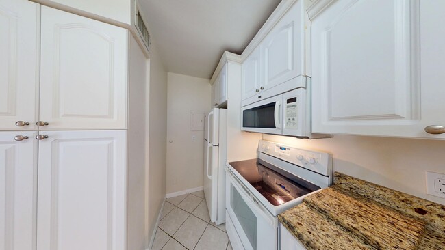 Building Photo - Beautiful 2 Bed / 2 Bath in Palm Club Vill...