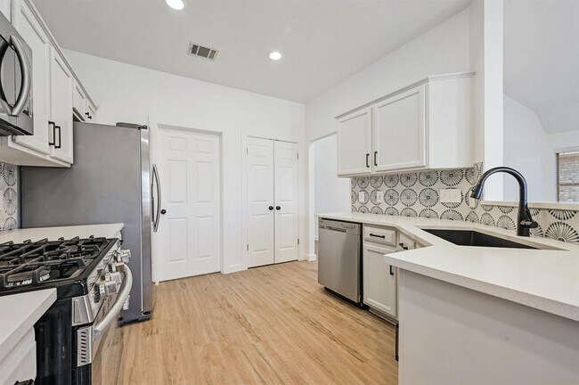 Building Photo - 2738 Winding Brook Dr