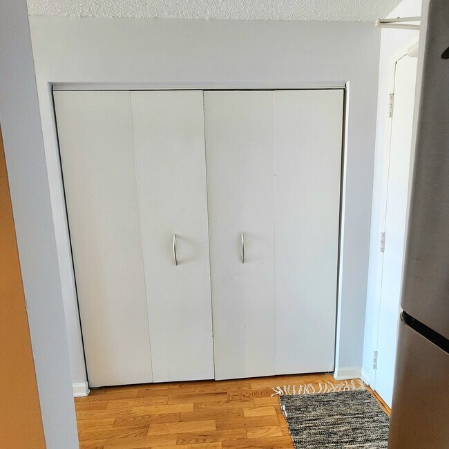 Building Photo - 450 W Briar Pl