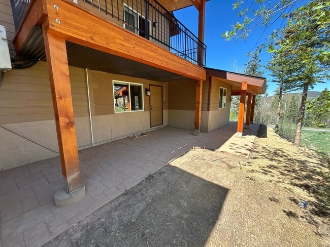 Building Photo - 300 Blackberry Ln