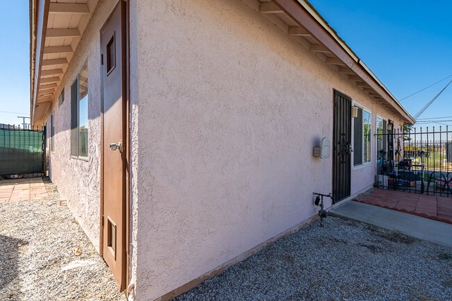 Building Photo - 2 Bed / 1 Bath Unit – Updated & Move-In Ready – Hemet