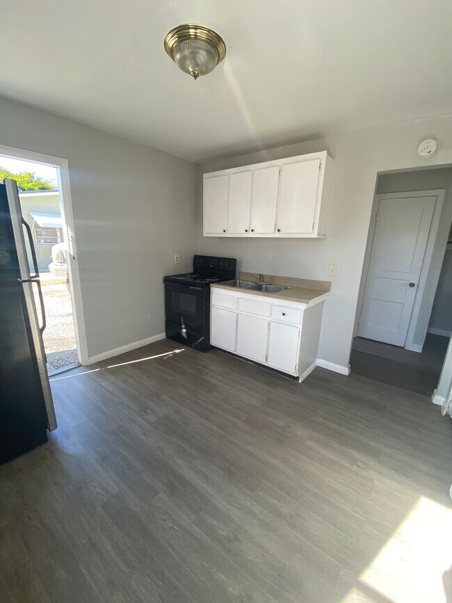 Building Photo - 920-920 11th Ave N