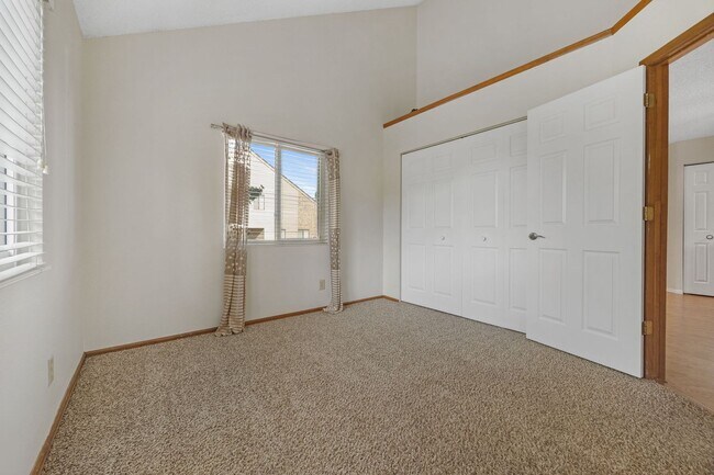 Building Photo - Spacious 3BR/3BA Condo w/ Loft & Vaulted Ceilings!