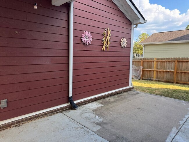 Building Photo - Your Franklin dream rental is here—4 bedrooms, a huge bonus, two en-suites, and an unbeatable loc...