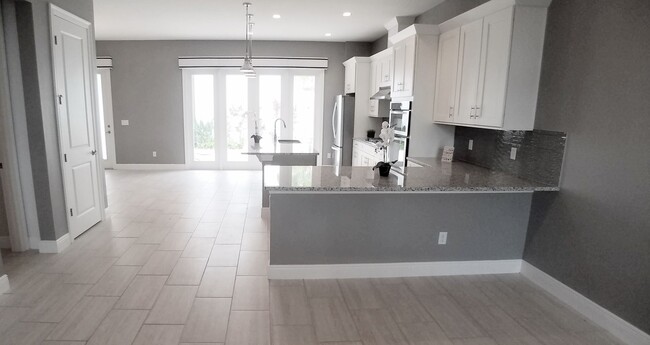 Building Photo - For Rent Stunning Luxury  4/3.5 Townhome i...