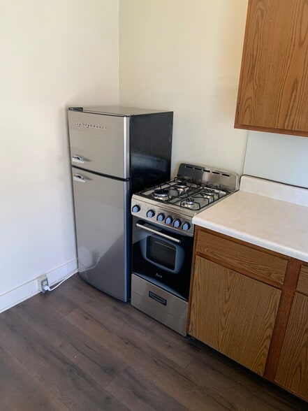 New wood floor & Stainless Steel appliances. - 622 Glenwood Dr