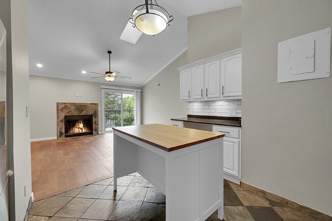 Building Photo - $1,650 - 2-Bed /1 bath Condo with Cozy Fir...