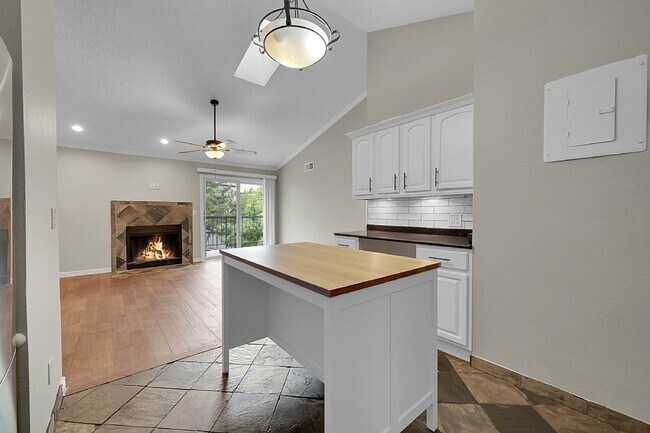 Building Photo - $1,750 - 2-Bed /1 bath Condo with Cozy Fir...