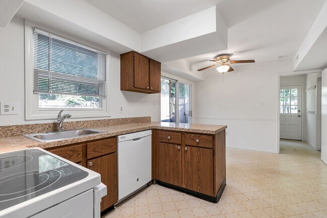 Building Photo - Fantastic 4 Bed 2.5 Bath Colonial Home Sou...