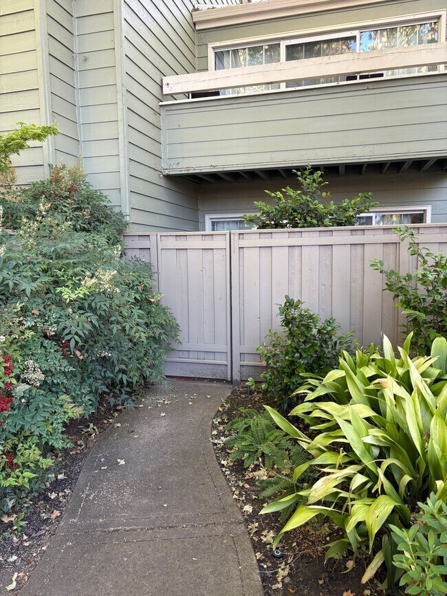 Building Photo - 1818 Stratton Cir