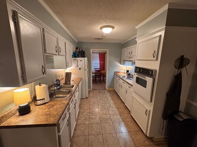 Building Photo - 5 BR 3 full BA House