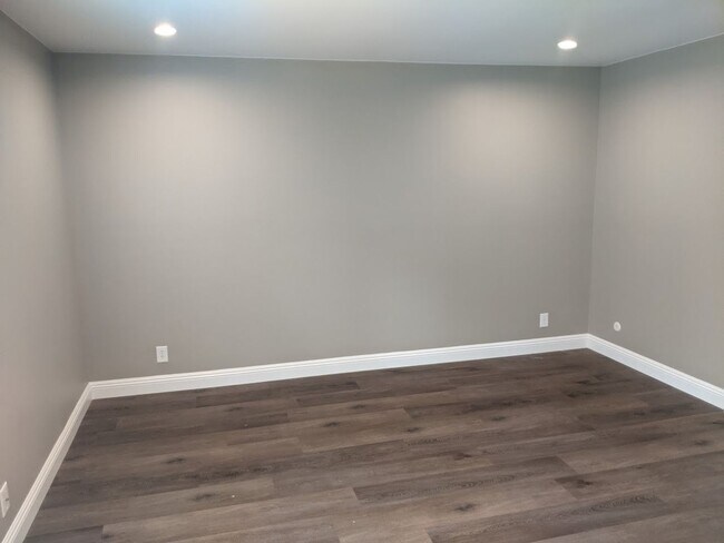 Building Photo - 4 Bed-2.5 Bath Two Story Home in San Diego