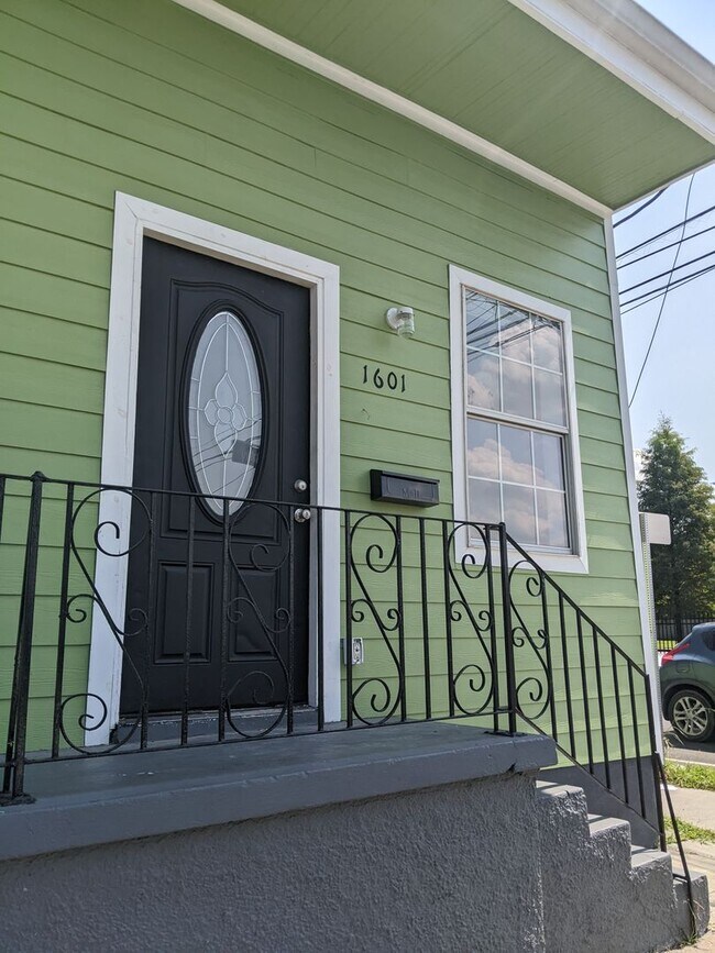 Building Photo - 1601 Marigny St
