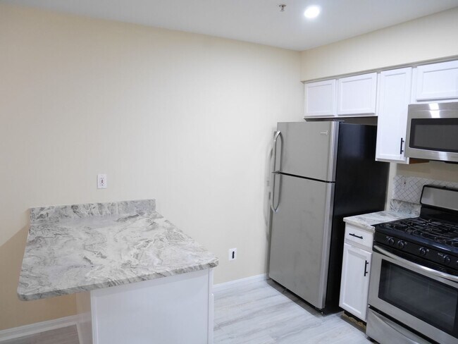 Building Photo - Spacious Townhome- Glen Burnie, MD *PET FR...