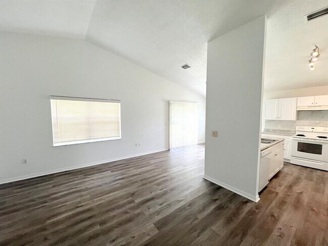 Building Photo - 113 Eastwood Dr