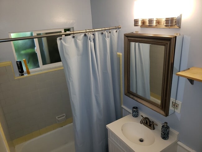 Building Photo - 707 Vernon Ave