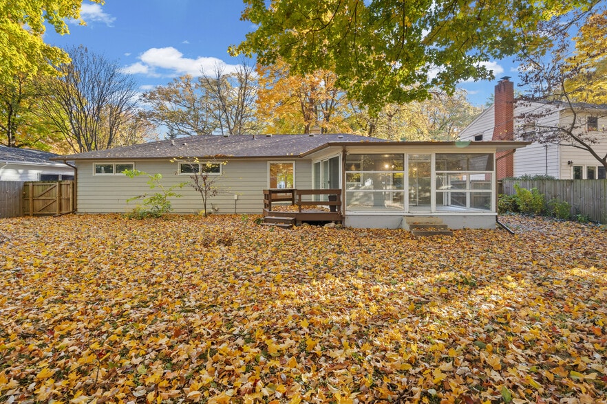 Building Photo - 1527 Summit Dr