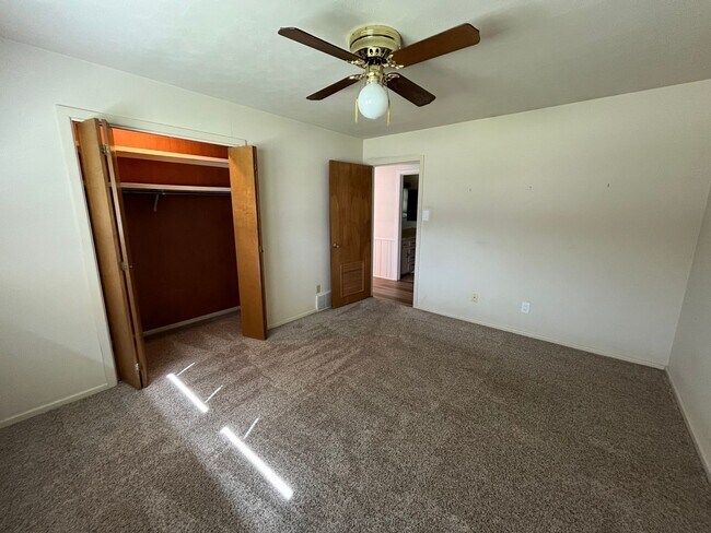 Building Photo - $200 off First Month! Large, Beautiful 3/2...