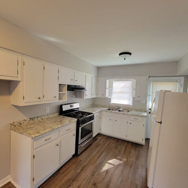 Building Photo - Roomy Cute Brick Ranch