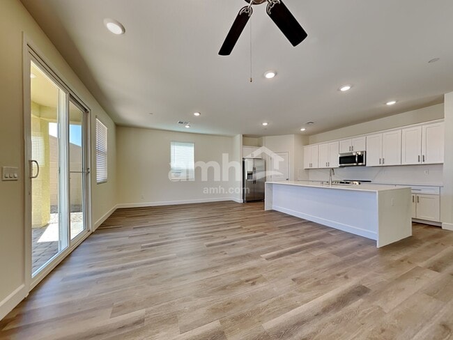 Building Photo - 127 Charmante Tulip Ln