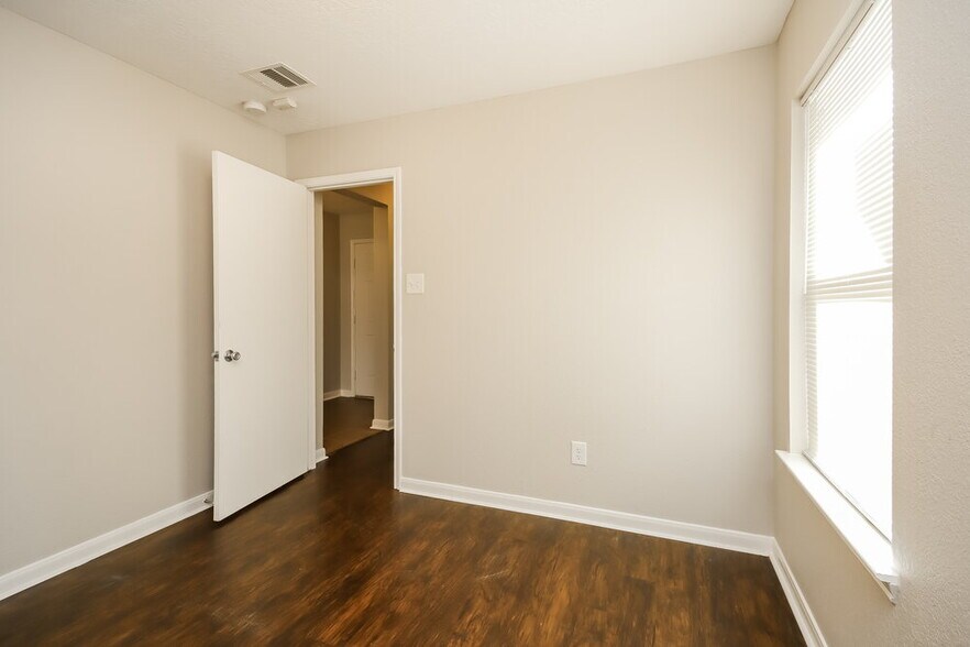 Building Photo - 16626 Cheshire Grove Ln