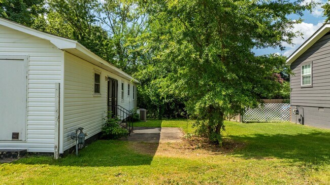 Building Photo - 15 Village Ct