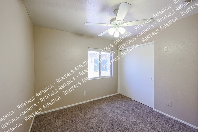 Building Photo - 12122 W Bloomfield Rd