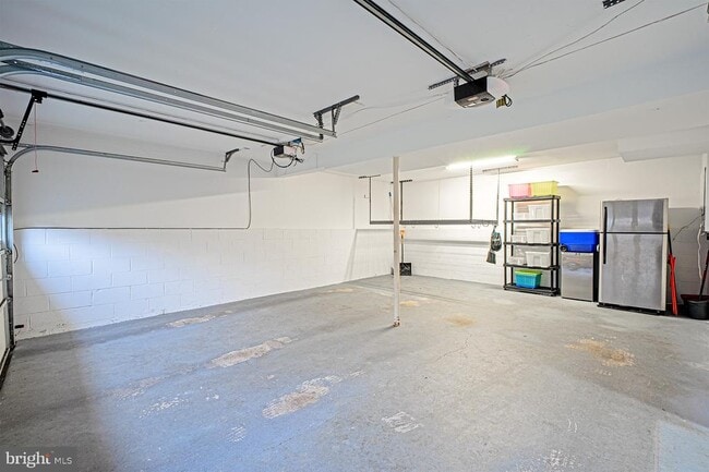 Building Photo - 9705 Locust Hill Dr