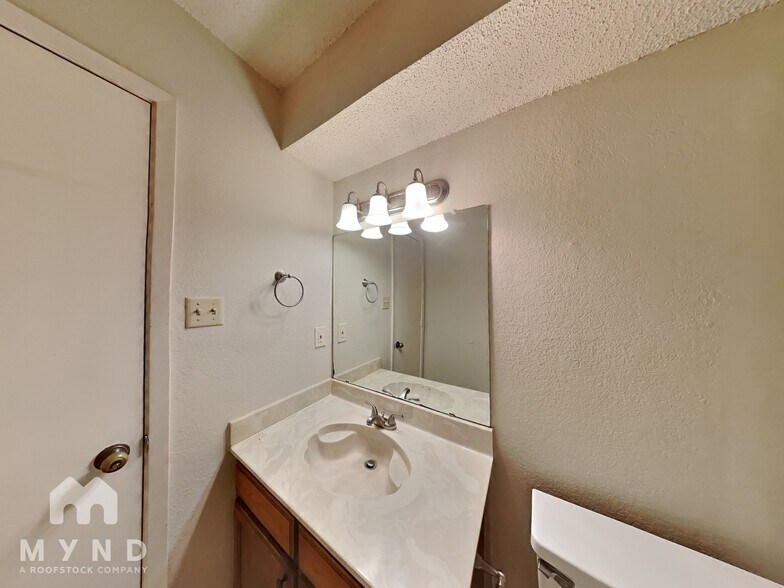 Building Photo - 5515 Brookview Ct