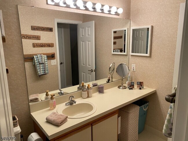 Building Photo - 264 Riveredge Dr
