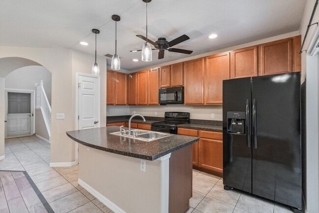 Building Photo - Beautiful 2/2.5 Townhome W/ 1 Car Garage L...