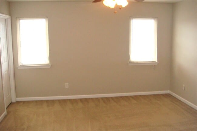 Building Photo - Great Home Community Pools Like A Resort