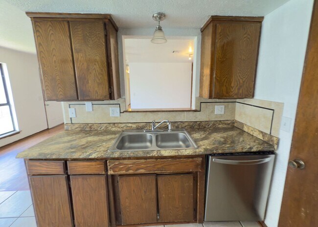 Building Photo - $500 OFF MOVE IN SPECIAL | Duplex in Centr...