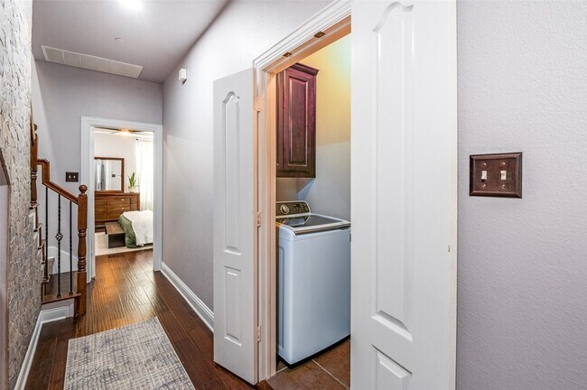 Building Photo - 5707 Headquarters Dr