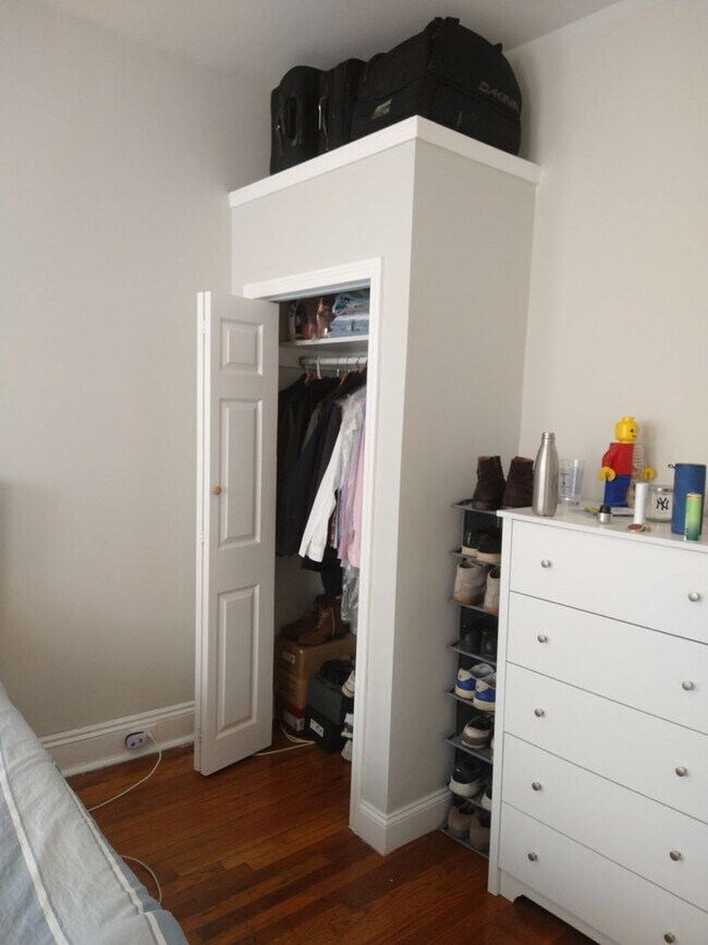 Building Photo - 2BR 1Bth unit. Heat/Hot Water included. Great location!