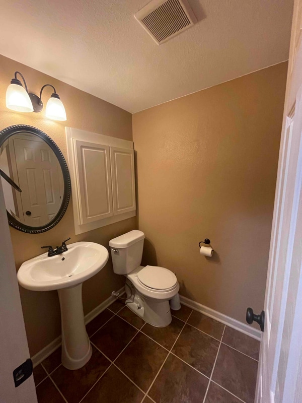 Building Photo - 9835 N Lewis Ave