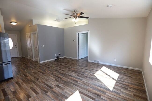 Building Photo - Newer patio home