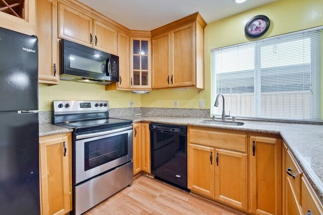 Building Photo - Beautiful 4 Bed 2.5 Bath Town Home in Fremont Northgate Area !