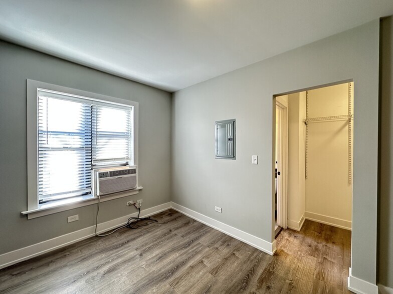 Building Photo - 533 W Belden Ave