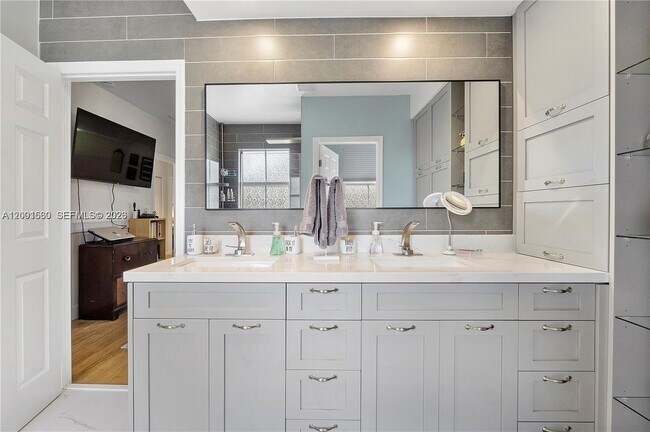 Building Photo - 1975 SE 14th St