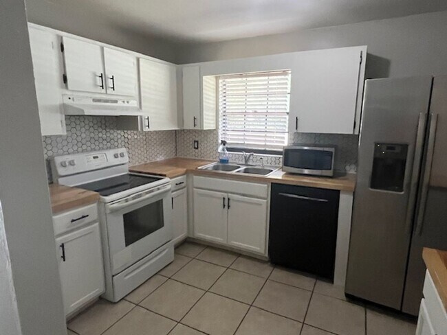Building Photo - 3/2 single-family home in NE Ocala