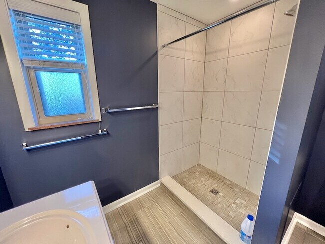 Building Photo - Immaculate large Kennedy Heights Home!