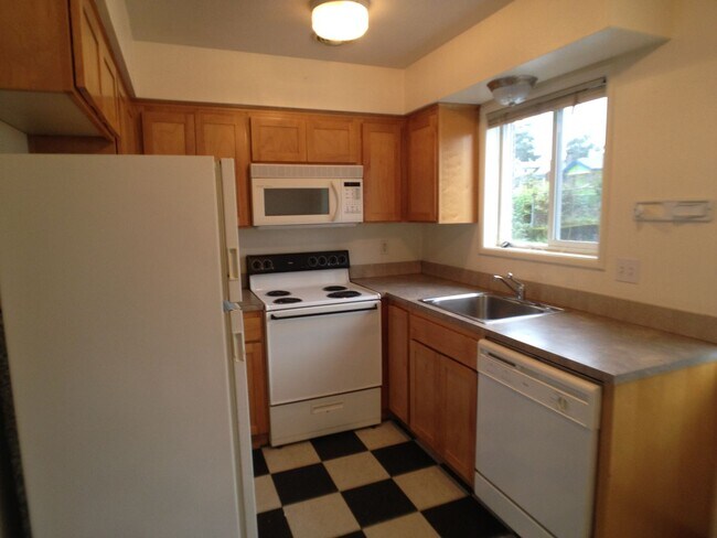 Building Photo - Bottom level 2bed, off street parking, hardwoods, all pets welcome!