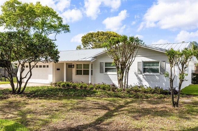 Building Photo - 1711 Chestnut Ave