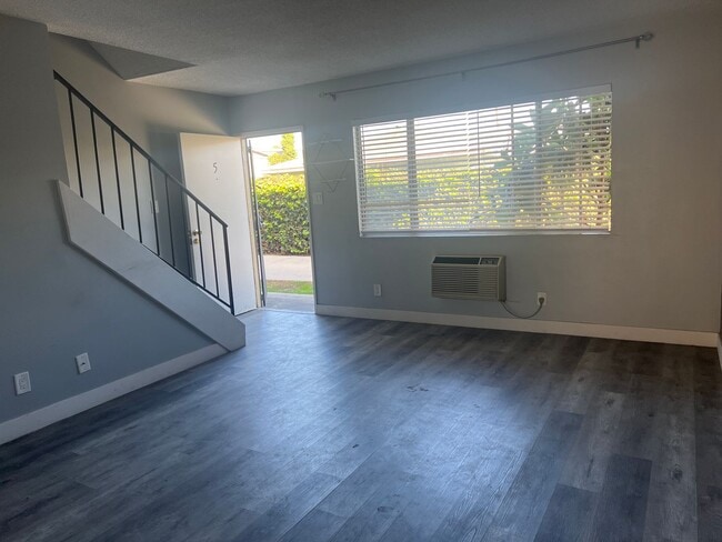 Building Photo - Beautiful 2 bedroom 1 1/2 bath town home l...