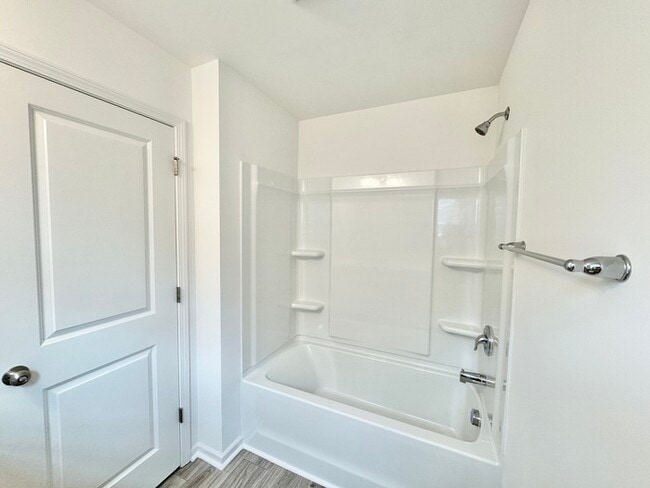 Building Photo - Charming two bedroom 2 1/2 bath townhome